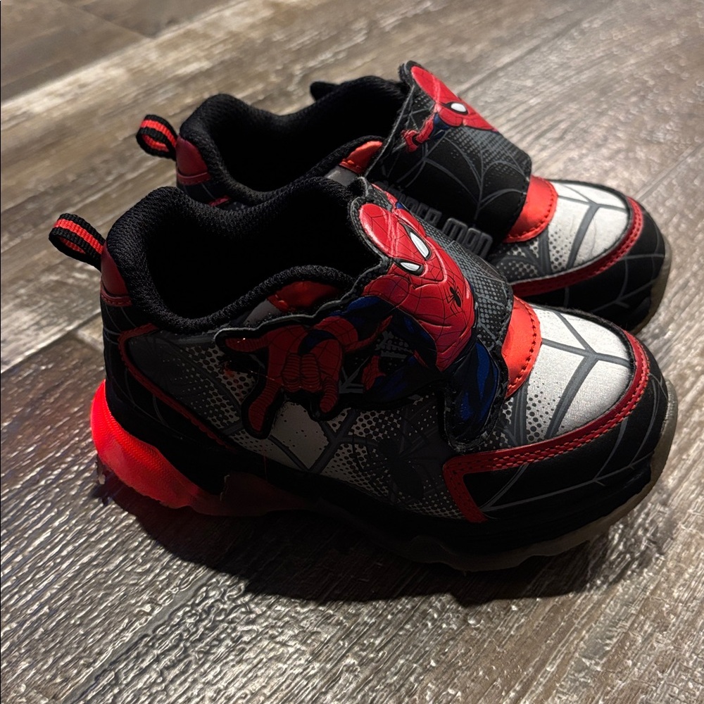 Black and Red Toddler size 8 Spider-Man light-up shoes